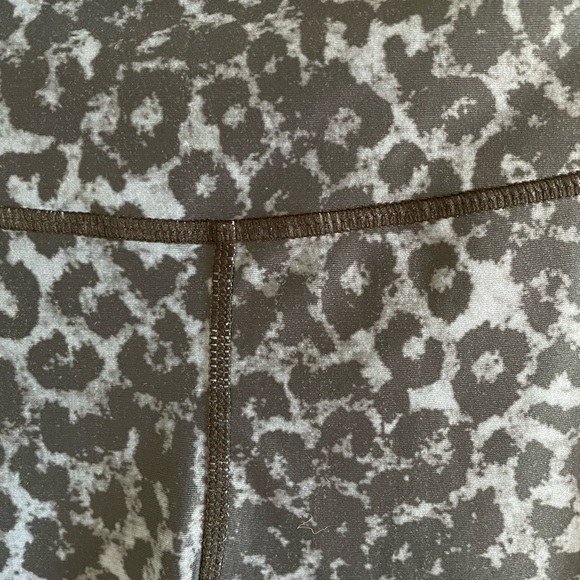 Zyia Active Stone Leopard Scrunchy What - Butt Scrunch Leggings Size 2 - Picture 7 of 7